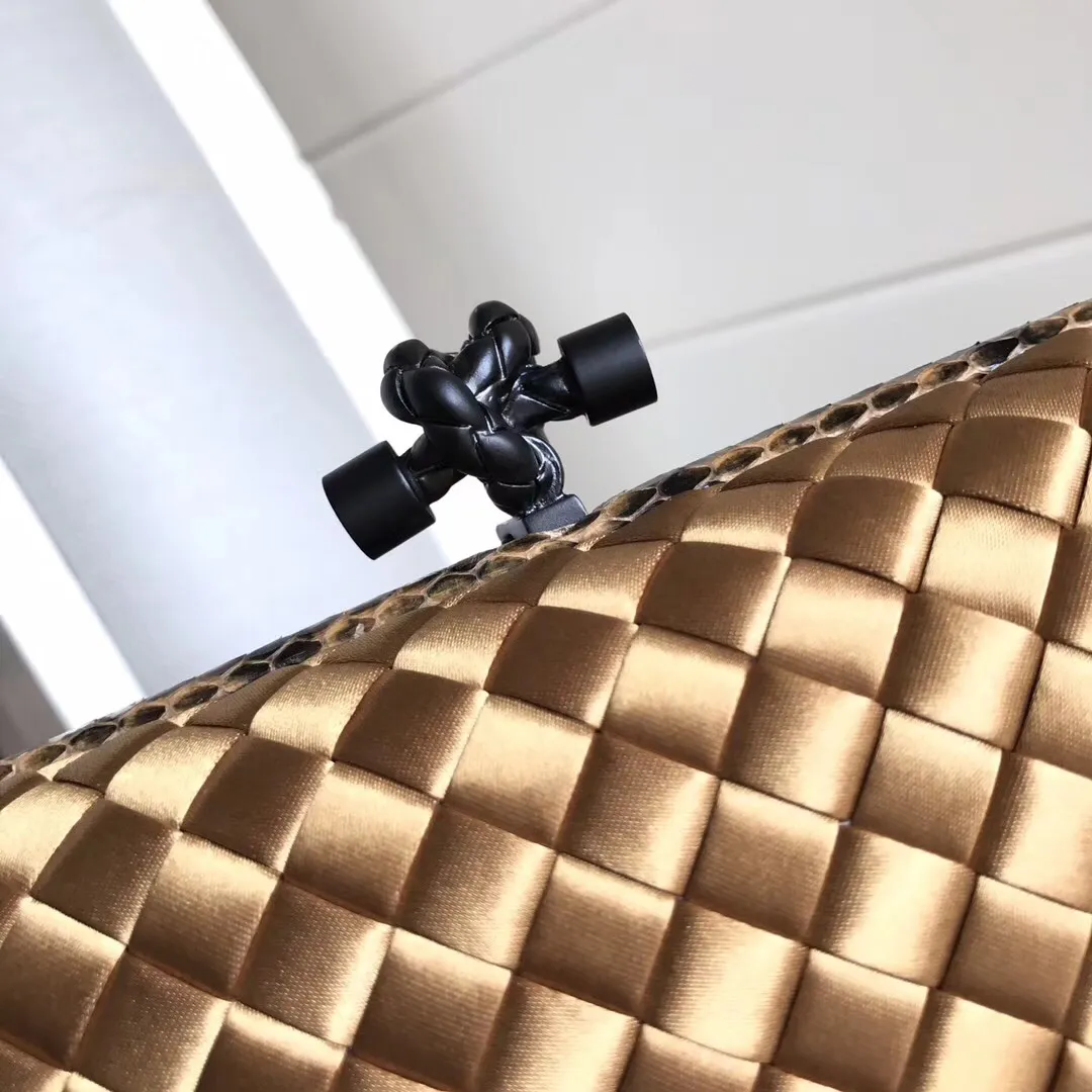 The latest and most popular Knot clutch from the 8651 counter is made of exquisite Japanese silk fabric with snakeskin piping. It looks elegant when worn cross-body or in the hand. It can also be carried by petite girls and can hold 2 iPhone X phones. Size: 20cm*12cm